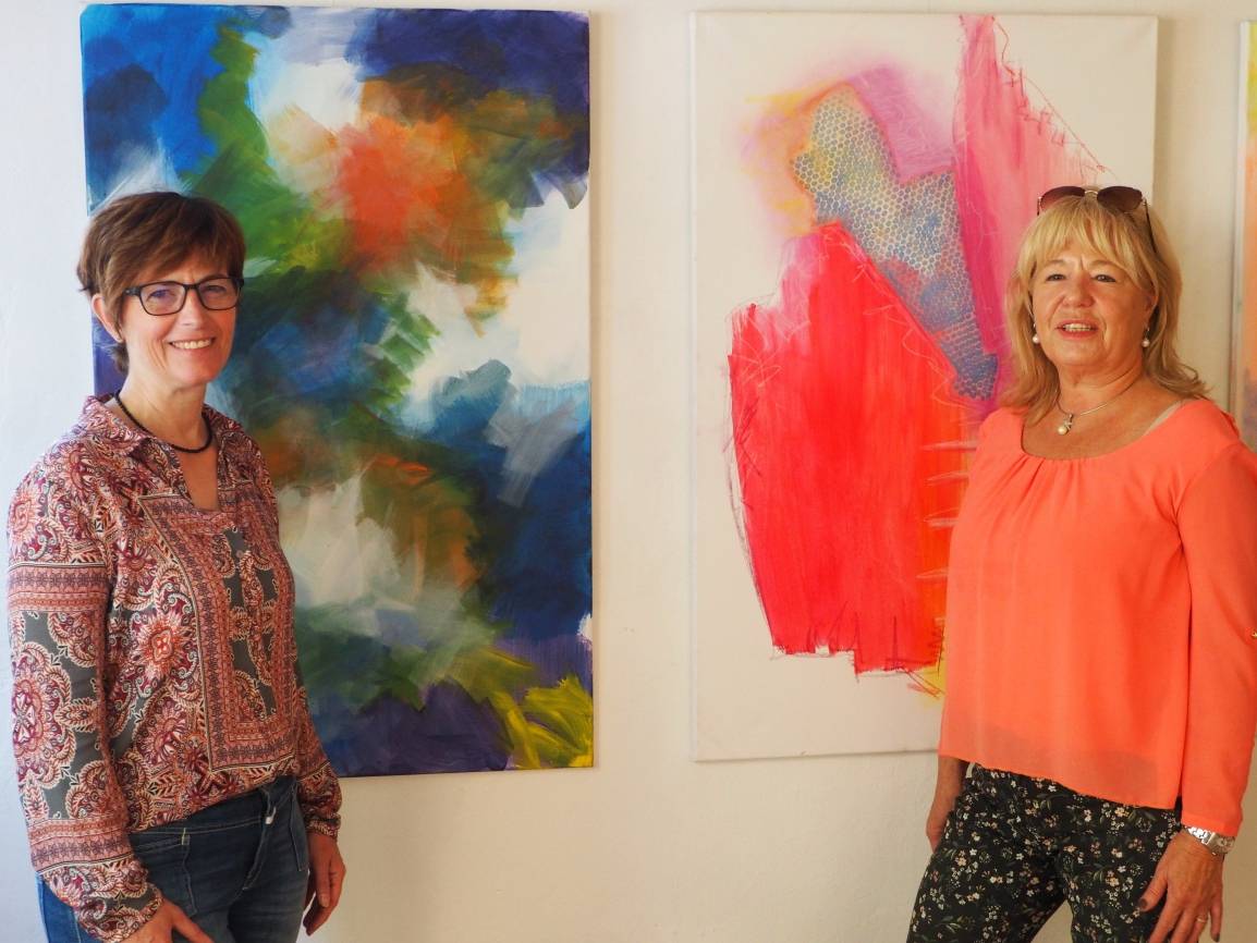  Zwei der vier Freizeitkünstlerinnen der Gruppe Farbenrausch: Elisabeth Voß (l.) und Hannelore Kicken.  