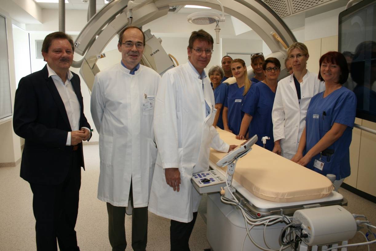  Chefarzt Dr. med. Lothar Scheuble, Dr. med. Georg Haltern, Klinikleiter Bernd Huckels und das Team der Kardiologie des EVK präsentieren Linksherzkathetermessplatz (LHKM). 