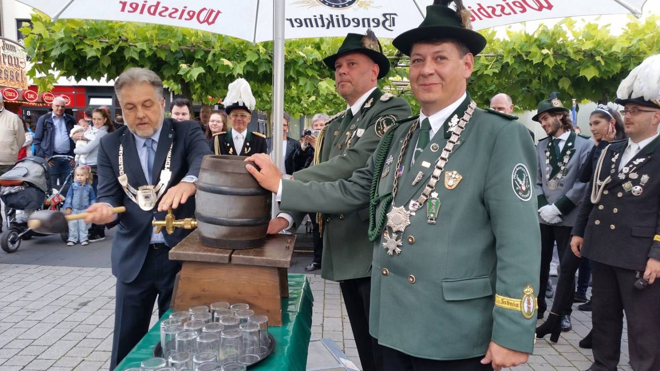 Bürgermeister Dinkelmann eröffnete das Schützenfest und die Johanniskirmes