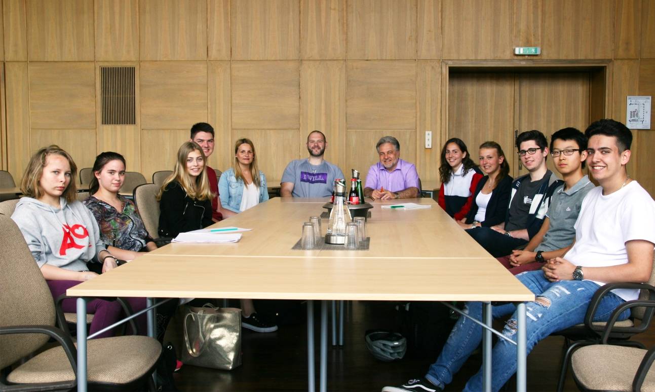  Bürgermeister Thomas Dinkelmann (hinten r.) sowie Ogün Yilmazer und Jennifer Bidron von der Mettmanner Jugendförderung (hinten l.) beim Treffen mit den Schülerinnen und Schülern im Rathaus.  