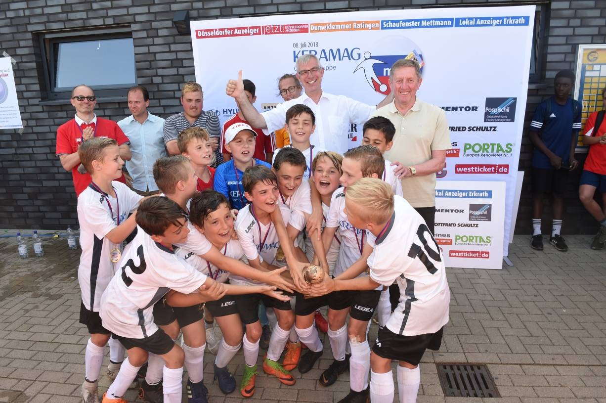  Ratingen 04/19 gewinnt die Keramag Mini-WM: Mit den Spielern freuen sich (v.li.) Lutz Rensch (Geschäftsführer der City Anzeigenblatt GmbH Düsseldorf), Michael Schneider (Vorsitzender Ratingen 04/19), der Ratinger Bürgermeister Klaus Pesch (2.v.re.) und Gerd Zewe (Fortuna-Ehrenspielführer). 