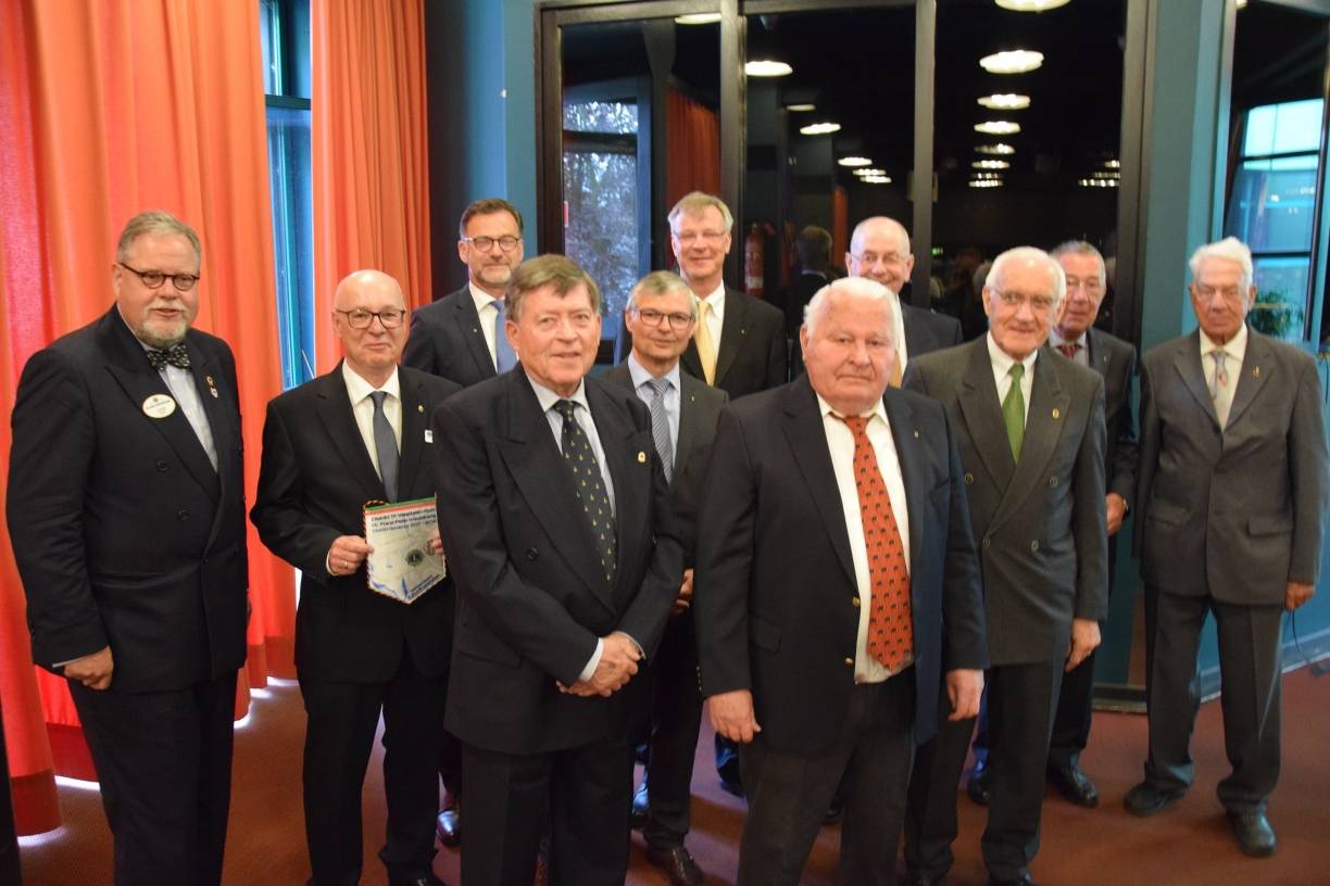  Der amtierende Lions-Präsident Christoph Zacharias (2.v.l.) mit Mitgliedern und den Gründungsmitgliedern Rolf Julius, Klaus Mittelmann und Werner. 