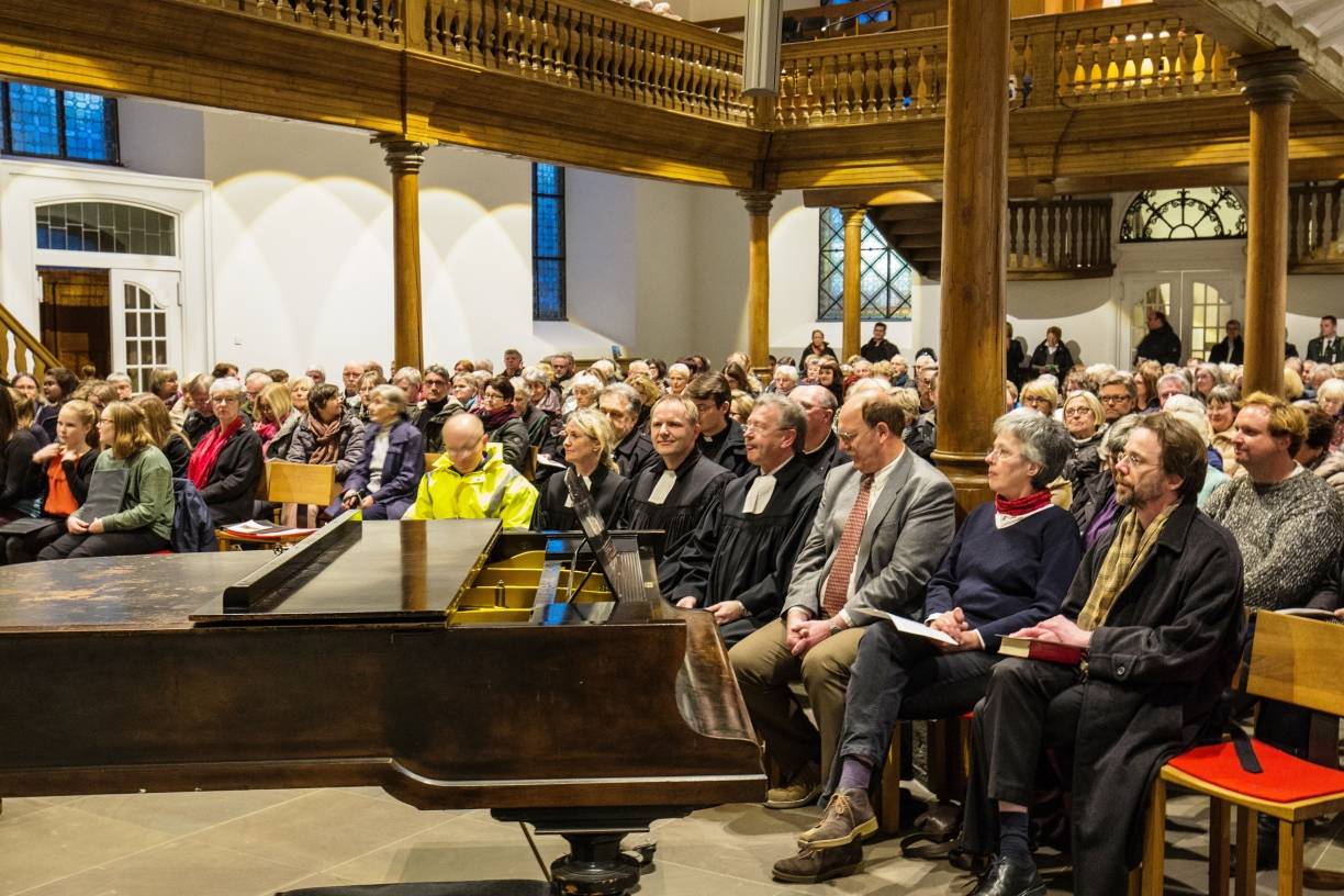  Pfarrer Ernst Schmidt (Mitte vorn) beim Abschiedsgottesdienst anlässlich seines Wechsels nach Duisburg. 