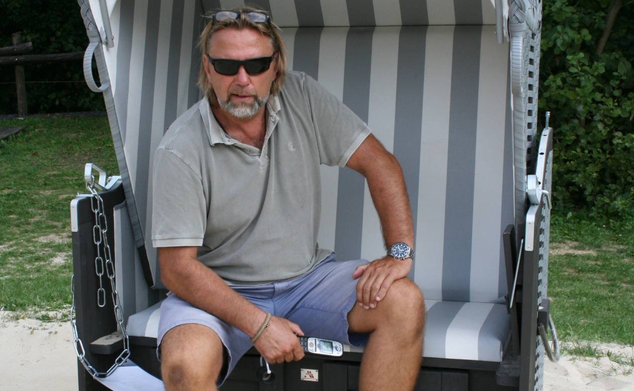  Frank Fitsch sitzt entspannt in einem der Strandkörbe des Mettmanner Naturfreibads. Der Leiter der Bäderabteilung der Stadt hat im Sommer jedoch wenig ruhige Momente. 