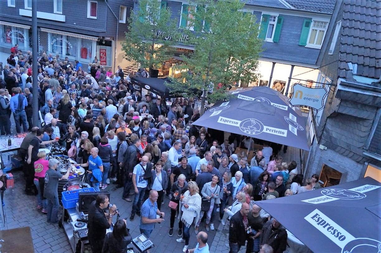  Hunderte Menschen nutzen am vergangenen Donnerstag die vorerst letzte After Work- Party des Jahres für einen entspannten Tagesausklang. 