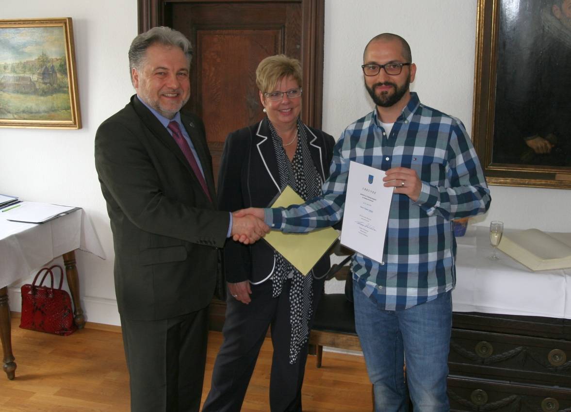  Thomas Dinkelmann, Ute Piegeler und Tiziano Arturia aus Italien, der im vergangenen Jahr eingebürgert wurde und einen deutschen Pass erhielt. 