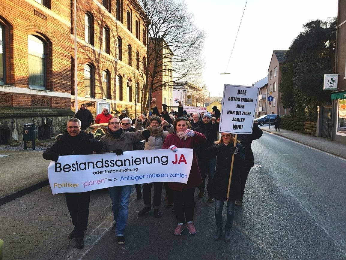  Rund 120 Anwohner des Düsselrings sowie der Hubertusstraße protestierten am vergangenen Mittwoch vor dem Mettmanner Rathaus. 
