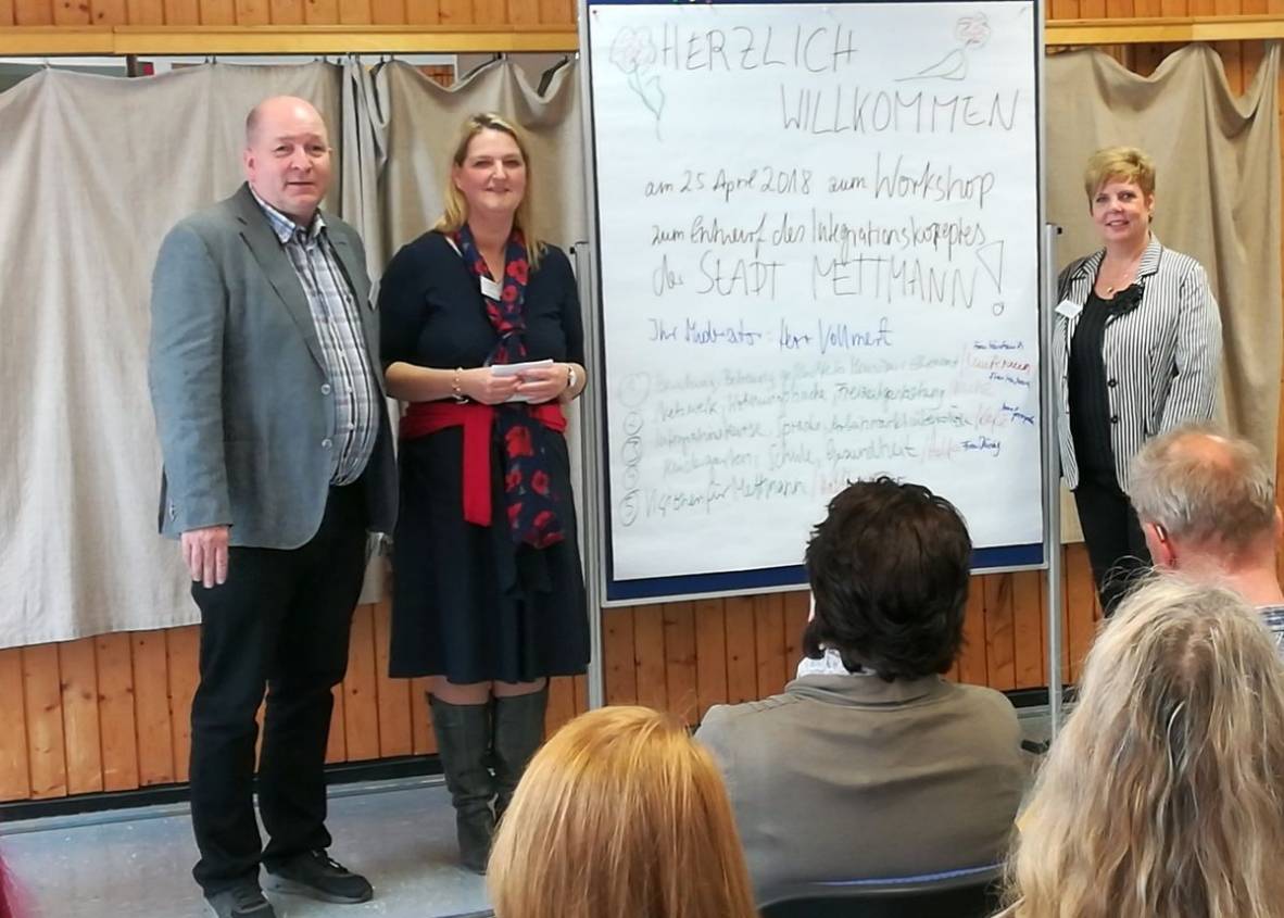  Moderator Andreas Vollmert, Flüchtlingskoordinatorin Susanne Butzke und Fachbereichsleiterin Ute Piegeler. 