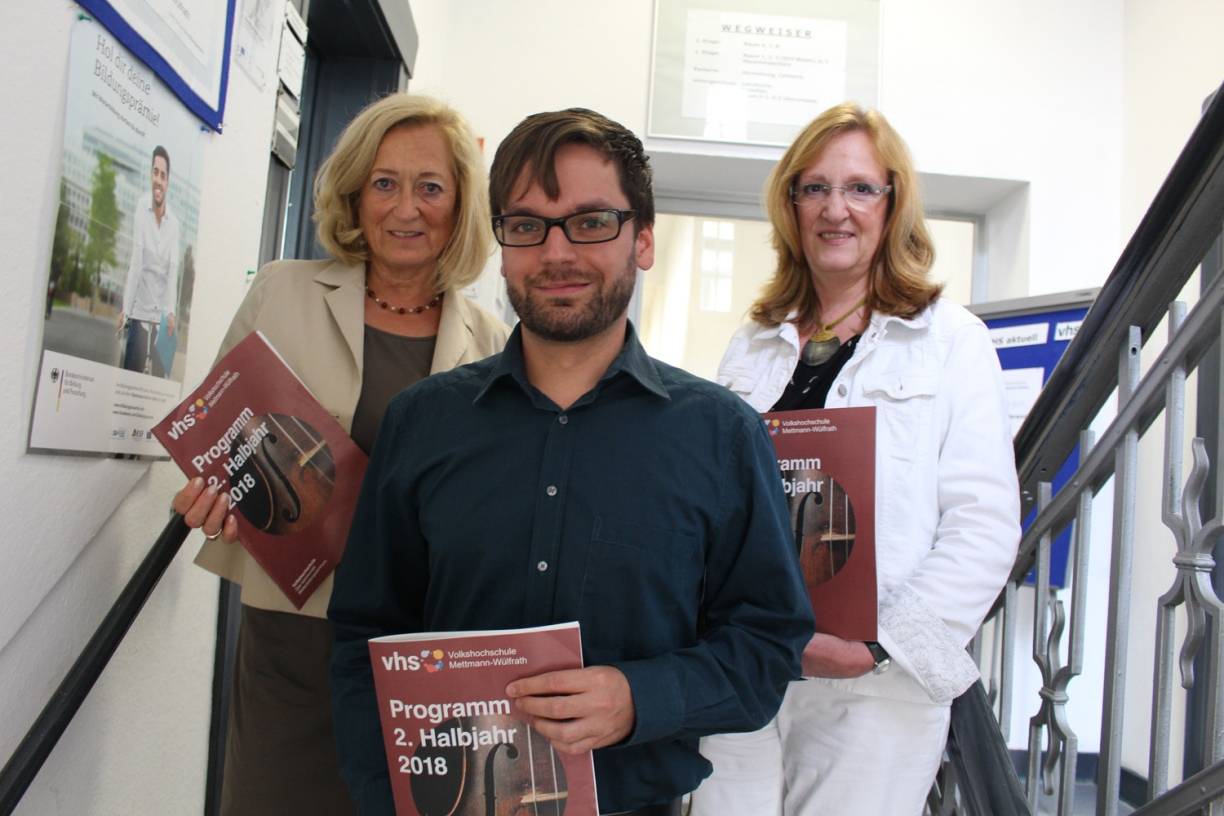  Die Leiterin der VHS Barbara Lorenz-Allendorff sowie die beiden Studienleiter Timothée Liebig und Dr. Doris Wauschkuhn (v.li.) freuen sich, im zweiten Halbjahr rund 400 Kurse anbieten zu können. 
