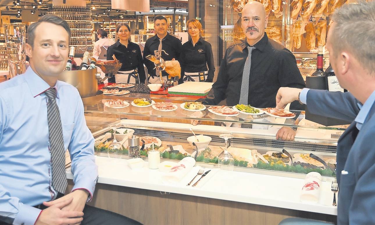  Rüdiger Zurheide (l.) an der Edel-Schinken-Bar im Mega-Supermarkt Zurheide an der Berliner Allee - „Unsere Kunden verweilen in unseren Märkten bis zu einer Stunde.“ 
