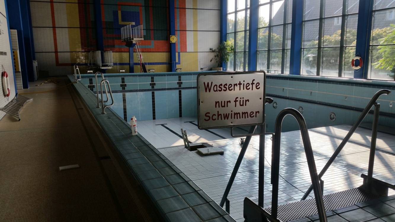  Die Grundreinigung des Hallenbades dauert zwei Wochen. 