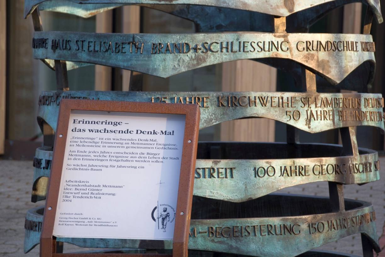  Das wachsende Denkmal auf dem Mettmanner Lavalplatz. 