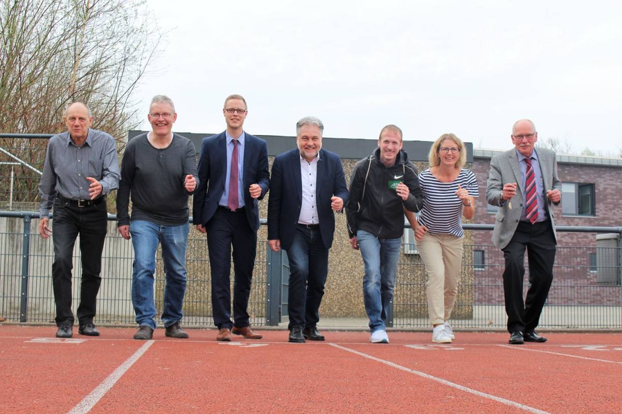  (v.li.) Freuen sich auf den 13. Bachlauf: Die beiden Ehrenamtler Norbert Krüger und Klaus Fuhrmann, AOK Teamleiter Marketing Thomas Labusga, Bürgermeister Thomas Dinkelmann, Laufexperte Jan Fitschen, Mettmann Sport Geschäftsführerin Sandra Pietschmann und Georg Fischer Geschäftsführer Bodo Müller. 