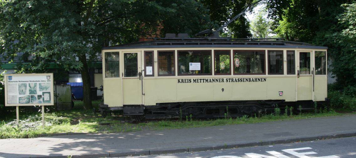  Die historische Straßenbahn am alten Standort Breite Straße/Ecke Am Königshof. 