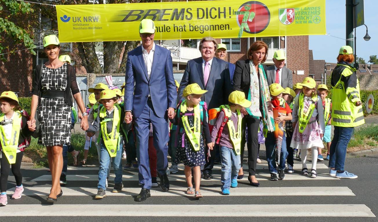  Start ins neue Schuljahr (v.li.): Schulleiterin Melanie Gregrowicz, VerkehrsministerHendrik Wüst, LVW-Vizepräsident Klaus Voussem, LVW-Direktor Burkhard Nipper,Schulministerin Yvonne Gebauer und LVW-Präsident Prof. Jürgen Brauckmann zeigenErstklässlern der Henri-Dunant-Schule, wie man sicher die Straße überquert. 
