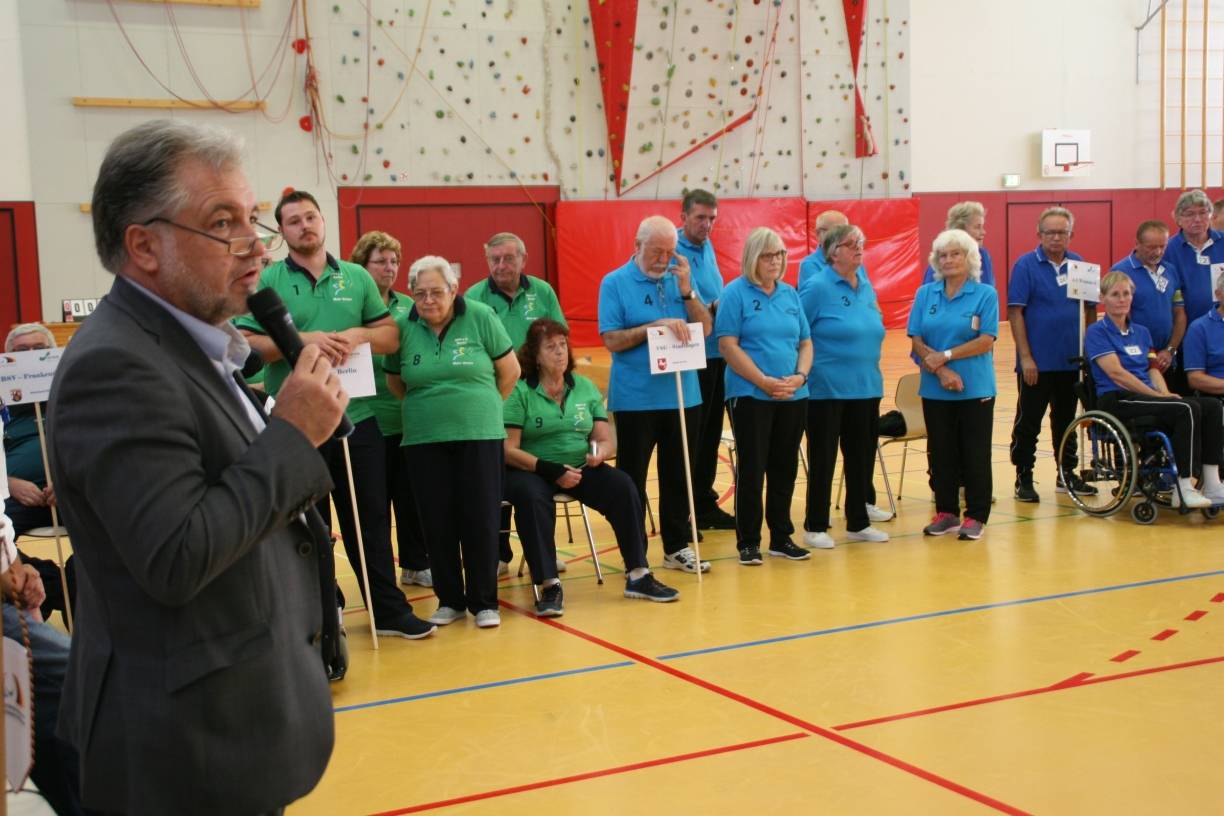  Bürgermeister Thomas Dinkelmann begrüßt die Teilnehmer der 14. Deutschen Meisterschaften im Hallen-Boccia. 