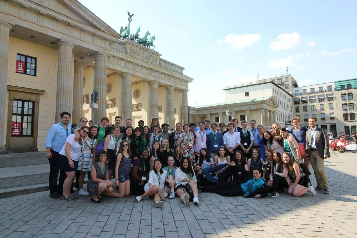  Amerikanische PPP-Stipendiaten vor dem Brandenburger Tor. 