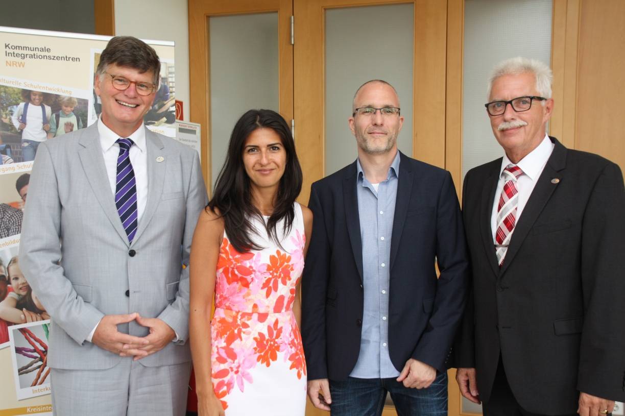  (v.l.) Kreisdirektor Martin M. Richter, Integrationsstaatssekretärin Serap Güler, Armin Römer (Leiter des Kreisintegrationszentrums), Landrat Thomas Hendele. 
