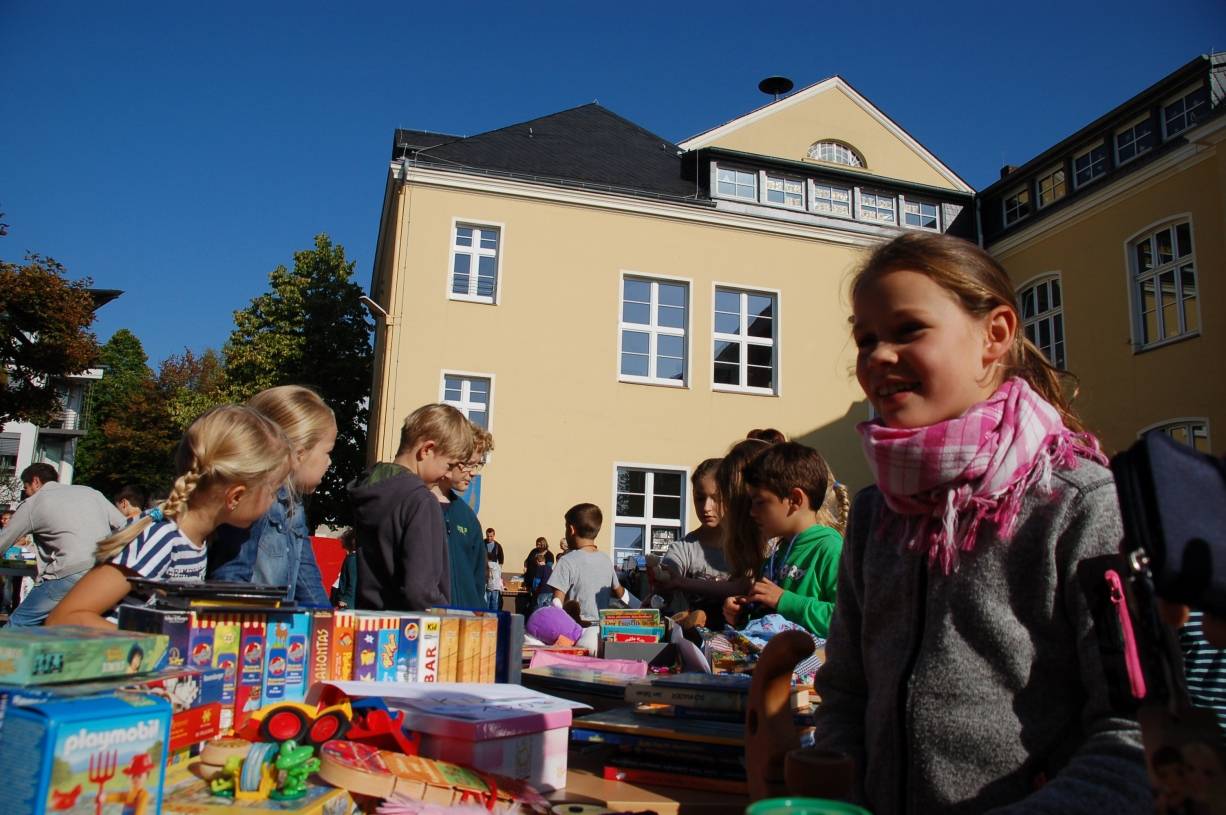  Am Freitag verkaufen die Kinder ihre Waren. 