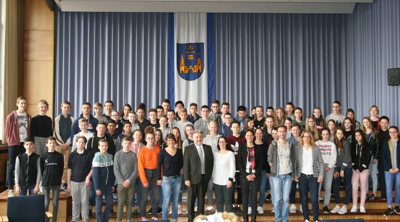  Im Ratssaal hat Bürgermeister Thomas Dinkelmann die Schülerinnen und Schüler sowie die Lehrer empfangen. 