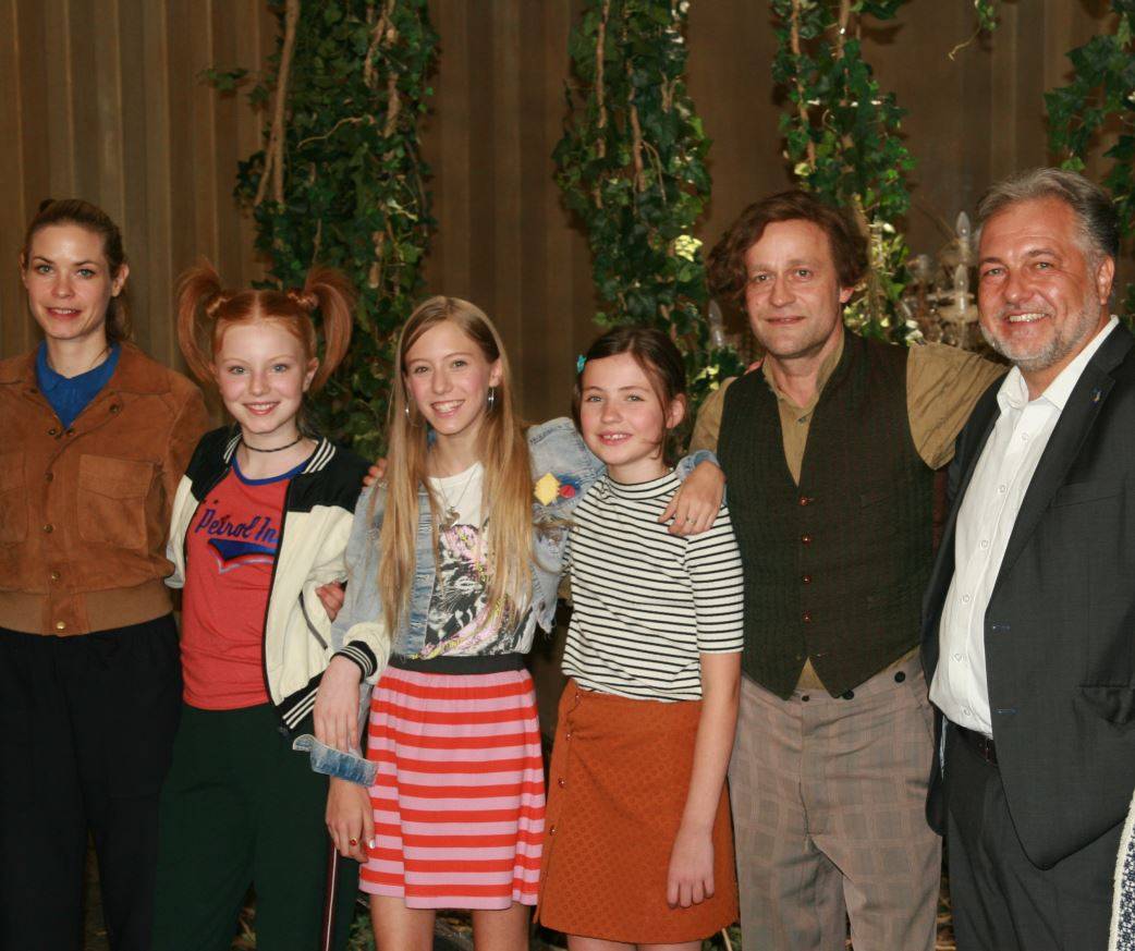  Bürgermeister Thomas Dinkelmann mit dem Schauspieler Jürgen Vogel, der Regisseurin Viviane Andereggen und den drei jungen Hauptdarstellerinnen Alexandra Petzschmann (l.), Paula Renzler (Mitte) und Lilli Lacher.  