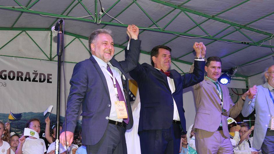 Gorazdes Bürgermeister Muhamed Ramovic und Bürgermeister Thomas Dinkelmann bei der...