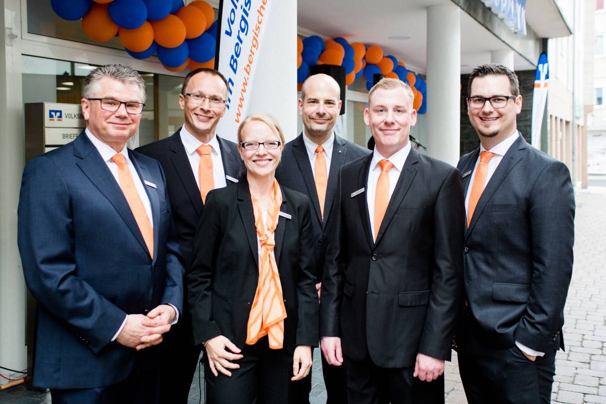  Das Team der Volksbank in Mettmann (v.l.): Stefan Pattberg (Private Banking), Gerd Weinreich (Firmenkunden), Heidemarie Hendel, Sven-Thorsten Liebsch, Filialleiter Axel Nolzen und Patrick Obermüller (Baufinanzierung). 