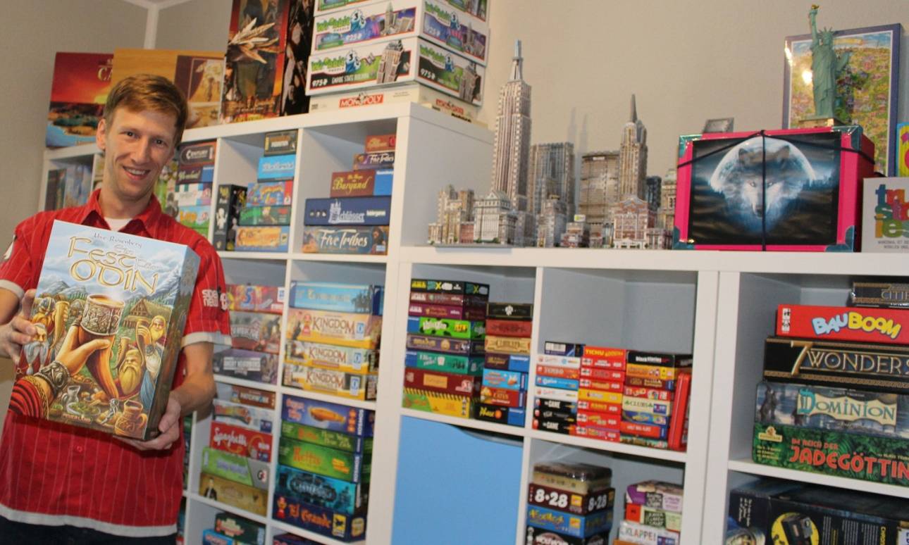  Michael Bergmann sammelt für sein Leben gerne Brettspiele und hat schon über 250 Exemplare. Monopoly ist übrigens, wie man sehen kann, auch dabei. 