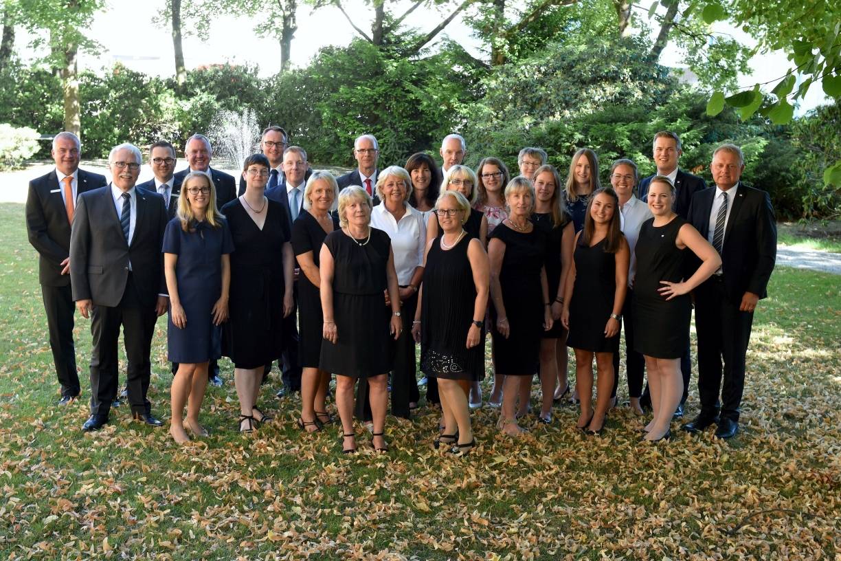  Die Volksbank-Jubilare und ihre Gratulanten (v.l.): Personalchef Thomas Willczek, Vorstand Lutz Uwe Magney, Jérôme Scheibel, Rosalie Blaskoda, Uwe Schmidt, Claudia Sohn, Sebastian Reichardt, Axel Nolzen, Ingrid Ohl, Claudia Rübsteck, Jochen Roß, Birgit Graßkamp, Annette Offermann, Claudia Mittelstädt (vorne), Beate Höhfeld, Klaus Lengling, Sophia Schubert, Birgit Westmeier, Petra Heinrichs, Stefanie Kassette, Anna-Carina Gorris, Santana Becerra, Simone Wernien, Pia Packheiser, Vorstand Hardy Burdach, Vorstandsvorsitzender Andreas Otto. 