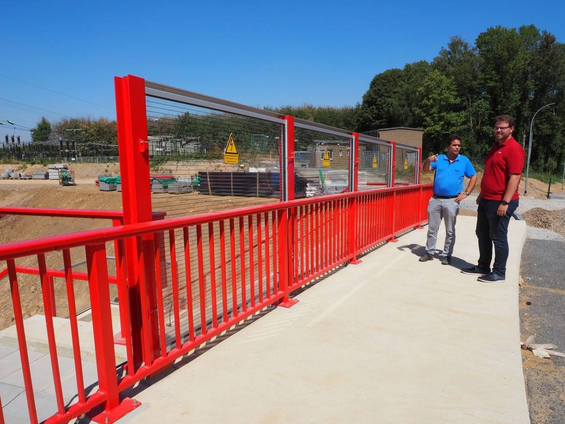  Sicherheitsingenieur Sebastian Iven und Burkhard Meckenstock (Eisenbahnbetriebsleiter und Projektleiter Verlängerung Regiobahn, Regiobahn GmbH) auf der Brücke des künftigen Haltepunkts Hahnenfurt - Düssel. 