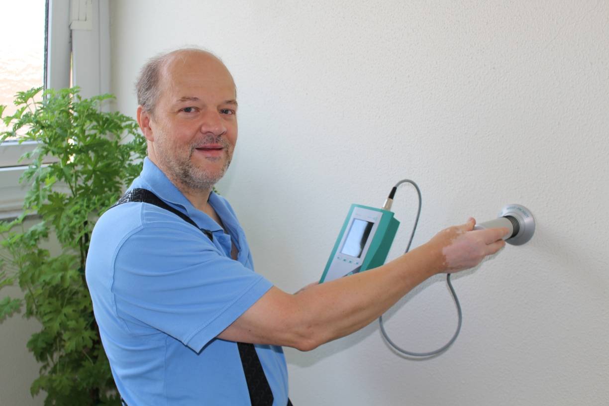  Tilo Budisch erfasst mit einem Mikrowellenmessgerät 2— und 3-dimensionale Intensität und Verteilung der Mauerwerksfeuchte. 