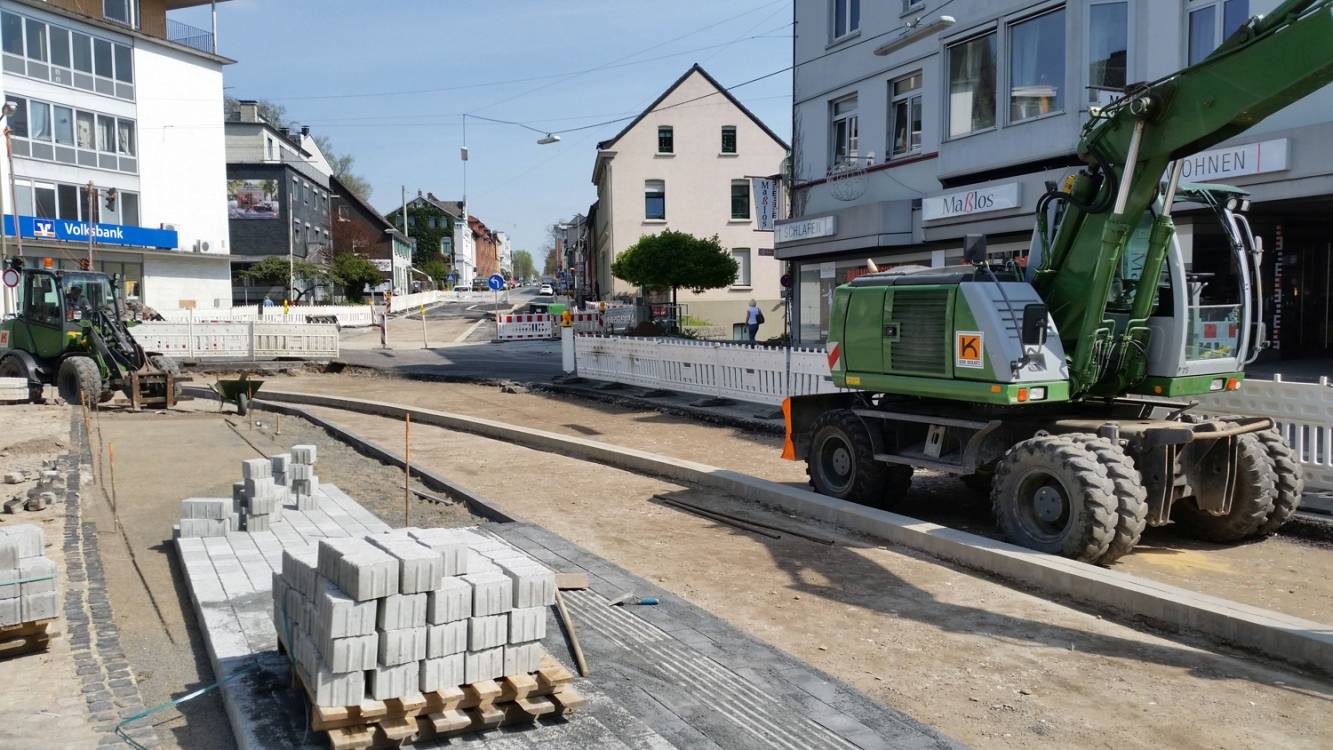  Auf der Johannes-Flintrop-Straße gehen die Arbeiten gut voran.  