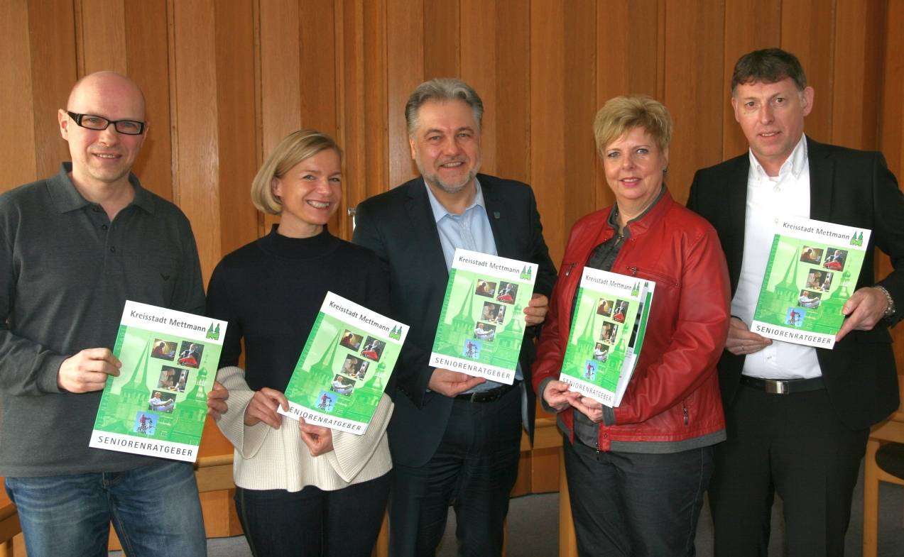Neuer Seniorenratgeber der Stadt liegt im Rathaus aus