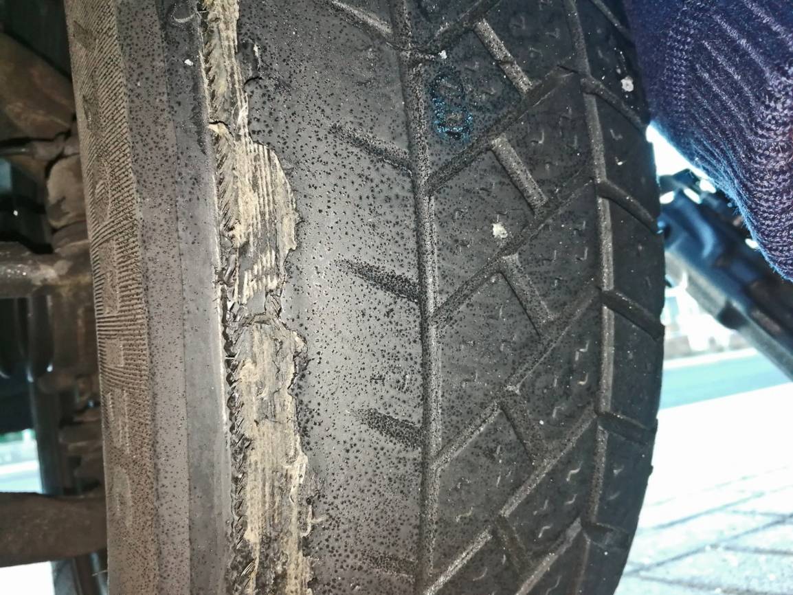 Kleinlaster an der Düsseldorfer Straße gestoppt: Rollende Gefahr aus dem Verkehr gezogen