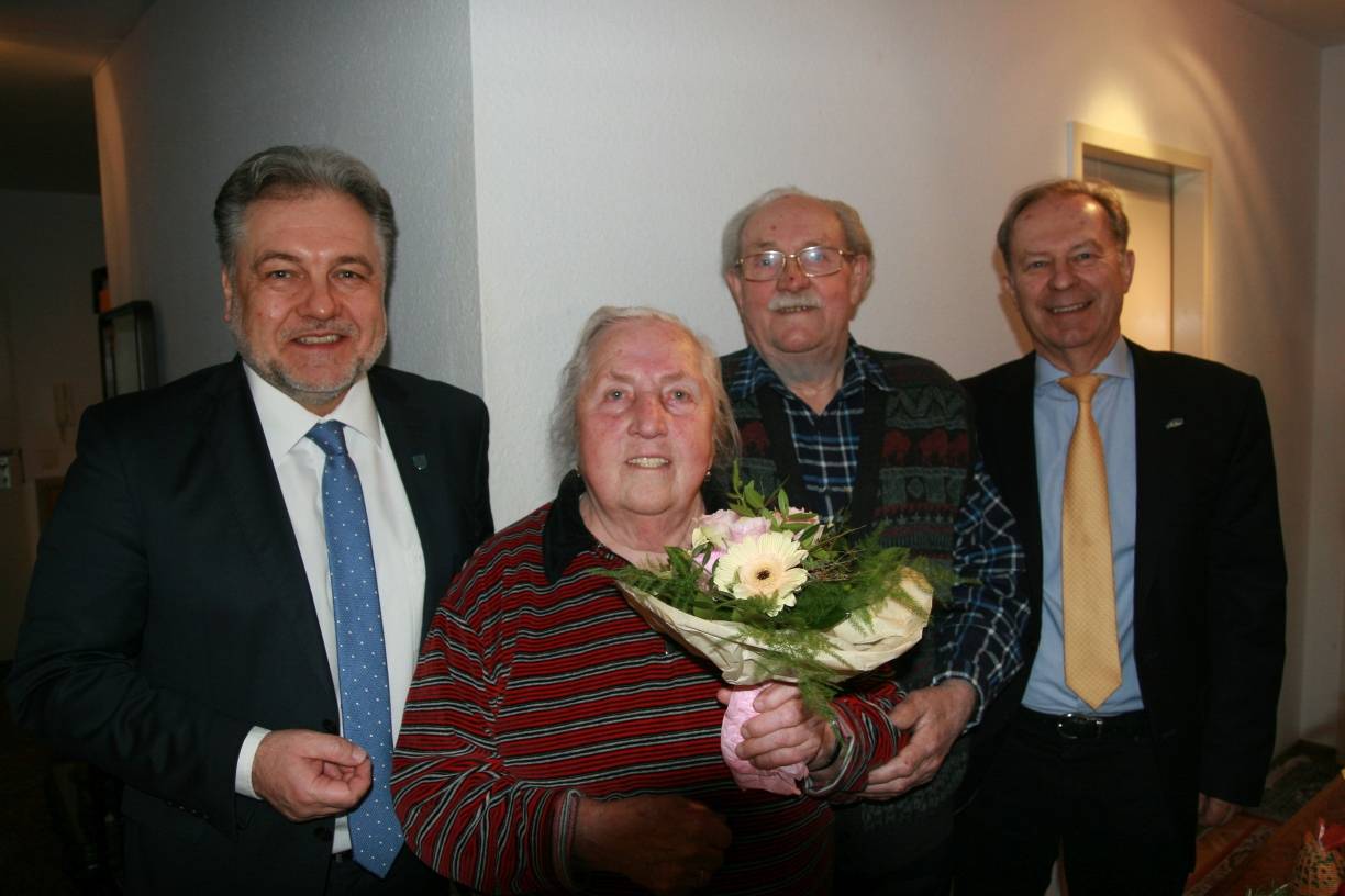  Frieda und Johann Koller freuten sich herzlich über den Besuch von Bürgermeister Thomas Dinkelmann und dem ersten stellvertretenden Landrat Michael Ruppert (r.). 