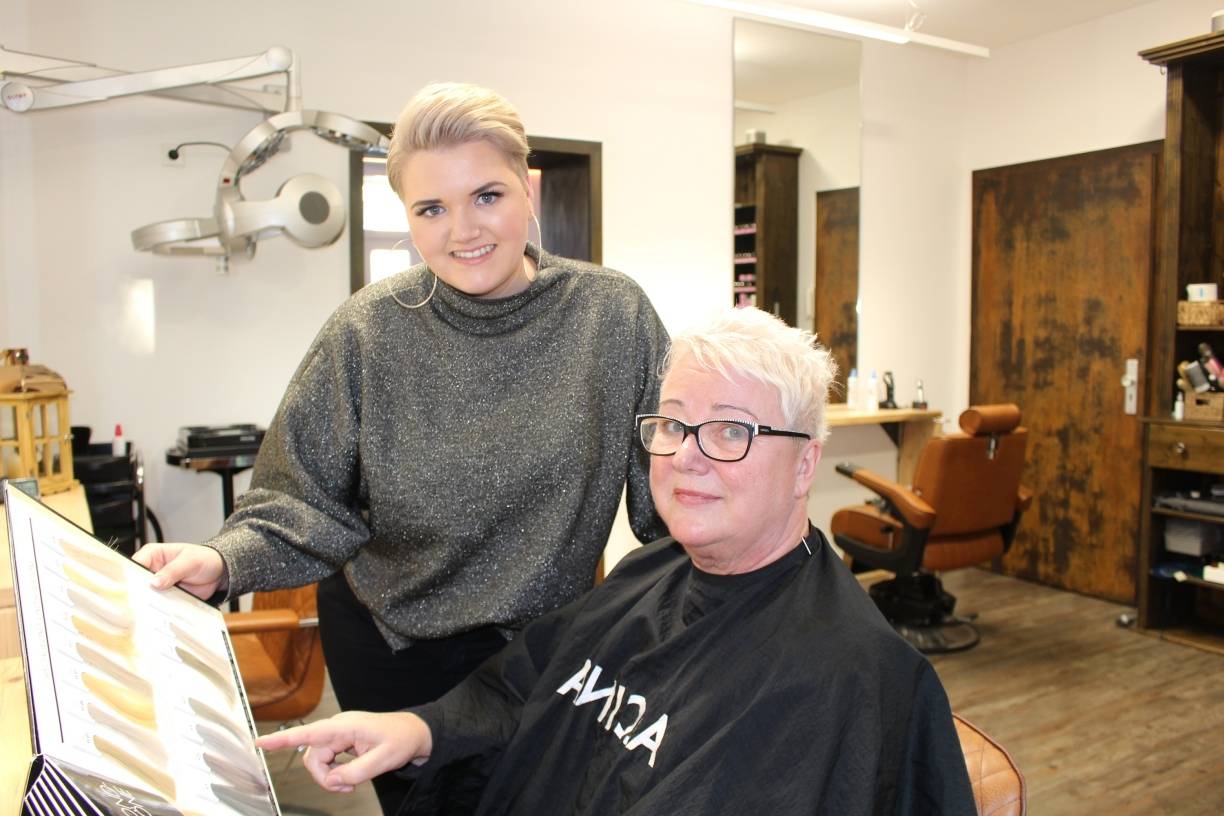  Friseurmeisterin Kyra Jagusch berät ihre Kunden kompetent und typgerecht. 