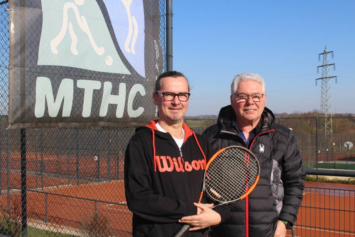 Der Leiter des Trainerteams Manuel Wengenmayer und Tenniswart Peter Becher sind stolz auf die moderne Sportanlage des MTHC. 