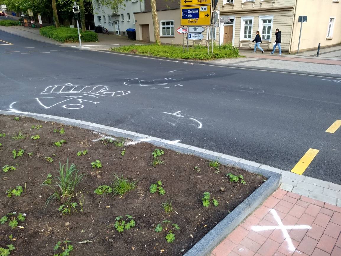  An der Unfallstelle sind noch die Markierungen der Fahrzeuge zu erkennen.  