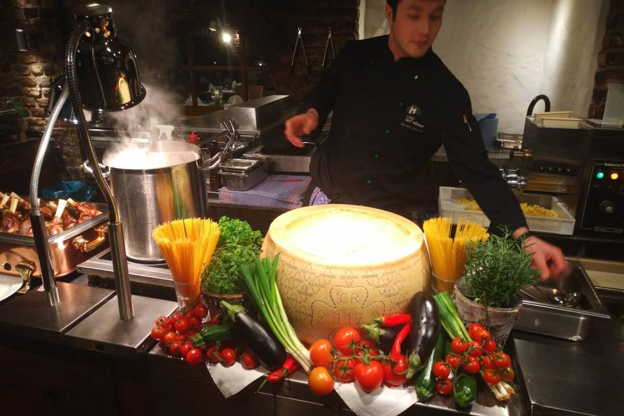  Ab sofort ist dienstag- und freitagabends Nudelabend im Land Gut Höhne. Dann gibt es auch leckere Paste aus dem Parmesan-Laib. 