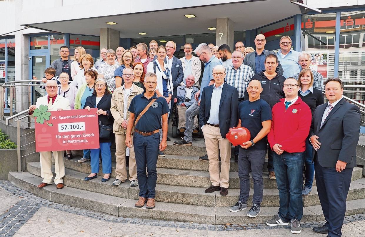  Sie alle durften einen Scheck für ihre „Herzensprojekte“ entgegennehmen. 