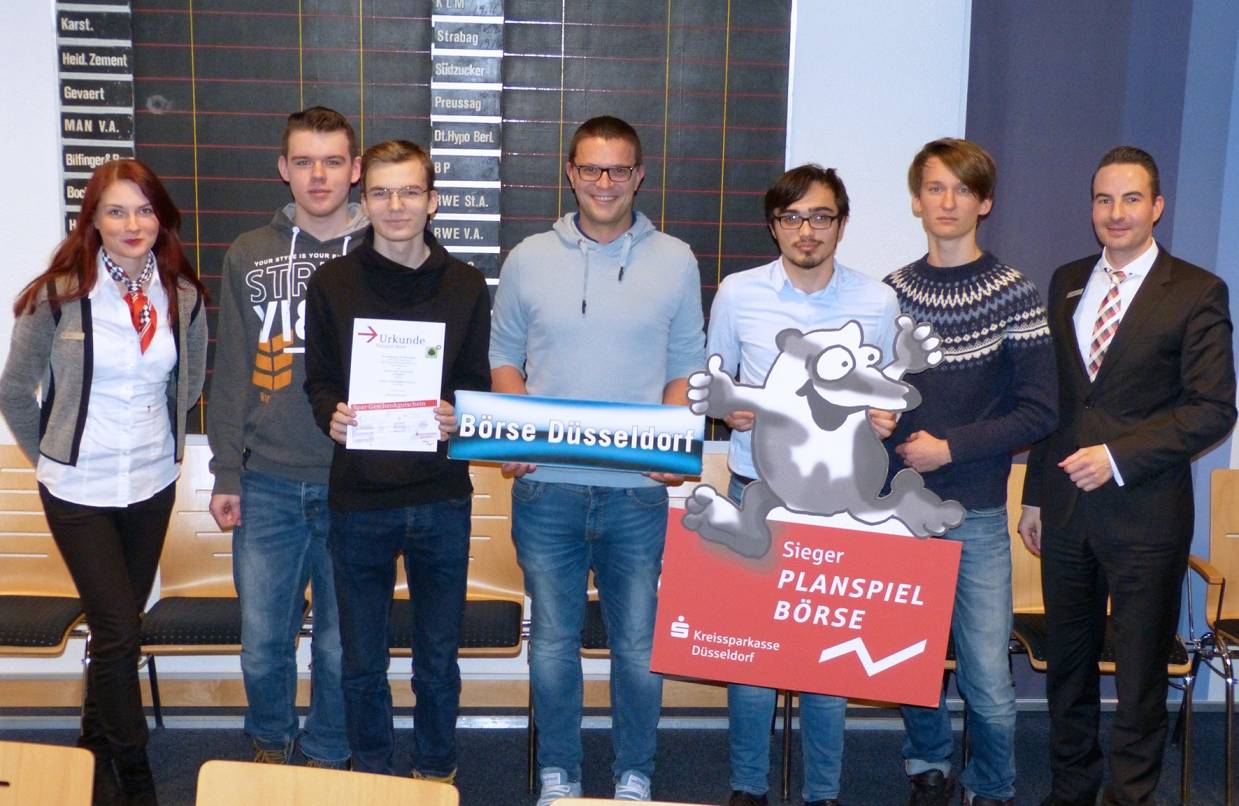  Die Schüler mit ihrem SoWi-Lehrer Philipp Barth. 