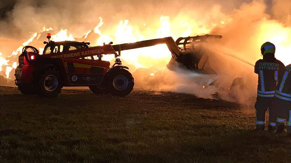 700 Strohballen in Brand geraten