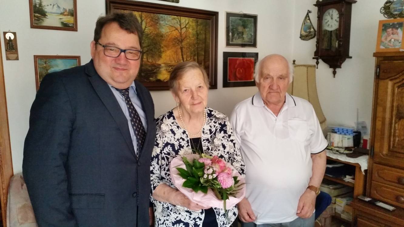  Der stellvertretende Bürgermeister Berthold Becker mit Rosalie und Heinrich Stosiek. 