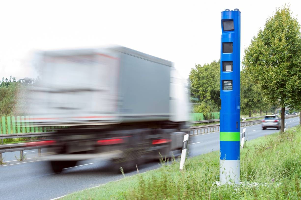 Am Südring wird eine Kontrollsäule für die Lkw-Maut aufgestellt