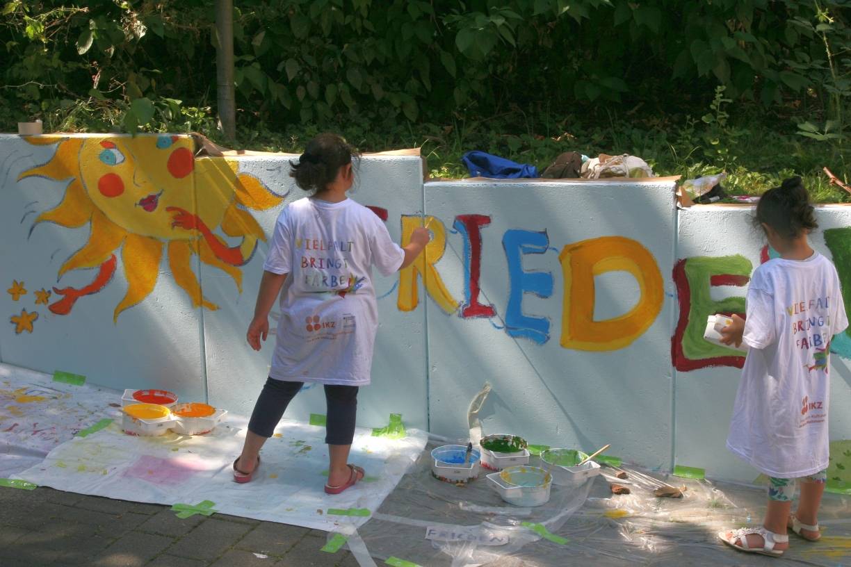 Kinder verschönern den Brücker Berg