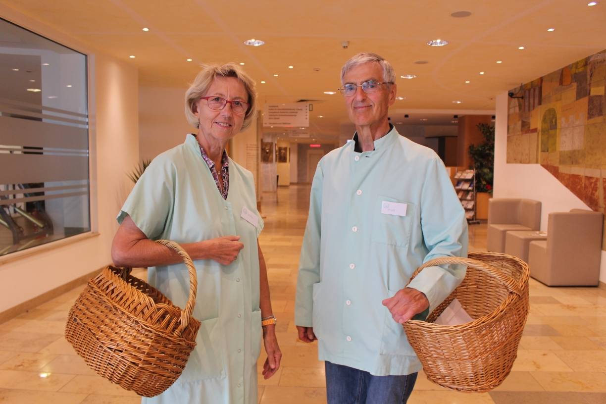  Helga Wittig und Reinhard Fluß engagieren sich ehrenamtlich im Evangelischen Krankenhaus als „Grüne Dame“ und „Grüner Herr“. 