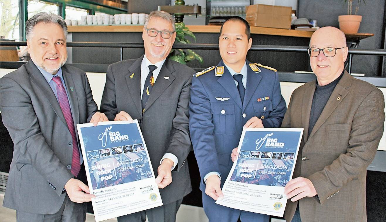  Freuen sich auf ein erstklassiges Konzerterlebnis: Bürgermeister Thomas Dinkelmann, Lachen Helfen- Geschäftsführer Roderich Thien, Bandleader Timor Chadik und Lion Club Präsident Christoph Zacharias. 