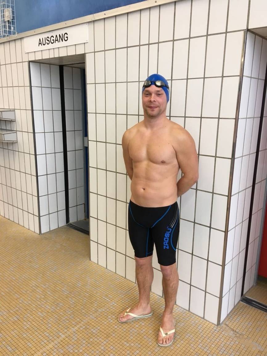 Feuerwehrmann schwimmt bei den Landesportmeisterschaften