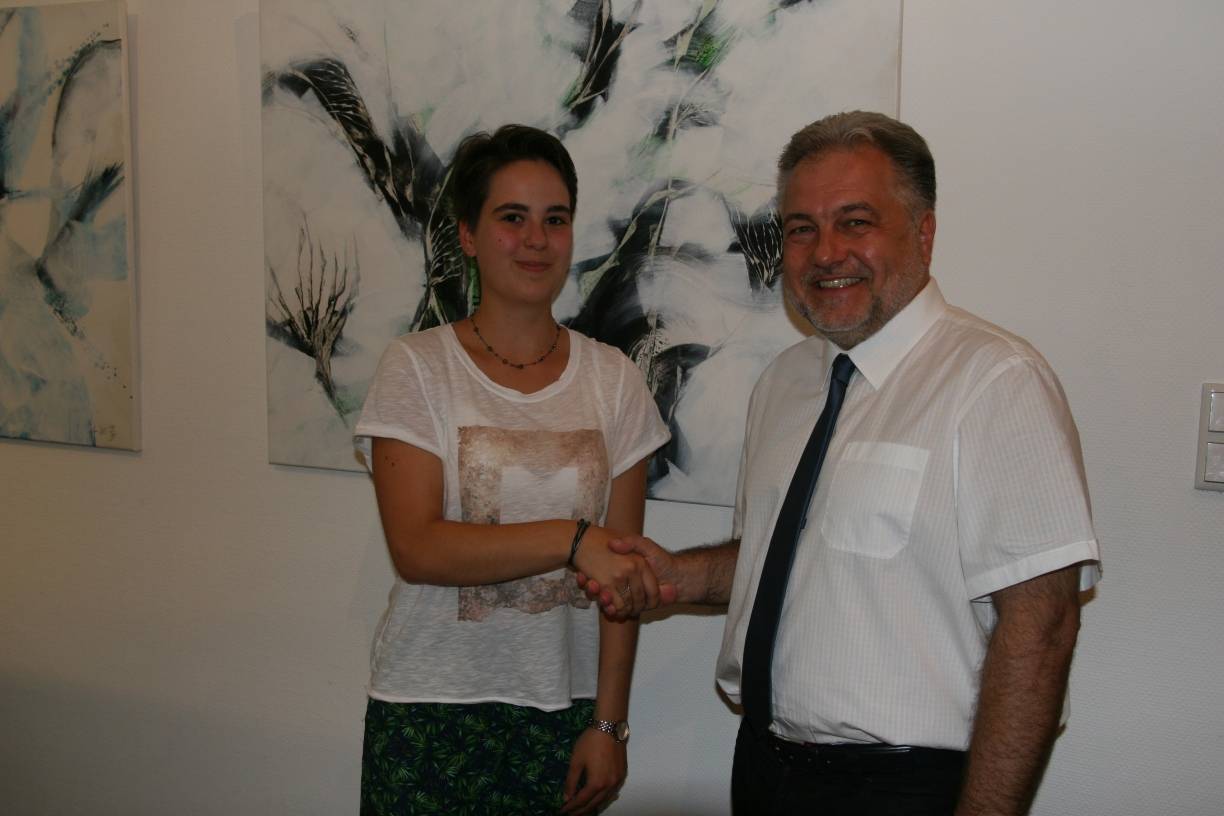  Bürgermeister Thomas Dinkelmann heißt die neue Auszubildende Giulia Tarentino im Rathaus willkommen. Foto: Kreisstadt Mettmann. 
