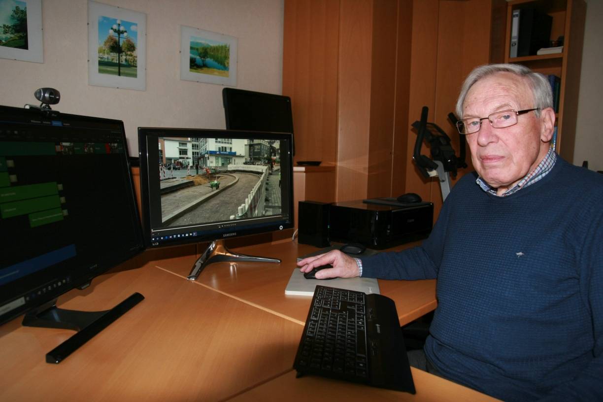  Helmut Hinterthür sichtet das Filmmaterial. 